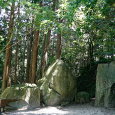Úgy tartják, hogy ezen sziklák egyike lehetett az, mellyel Izanagi eltorlaszolta az alvilágból kivezető utat.