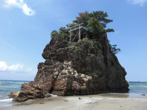 Izumo szentélyhez közeli Inasa no Hama tengerpart és a Ben Ten Iwa Szikla. Itt zajlott le a kuniyuzuri.